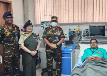 মুশফিকুল ফজল আনসারীকে দেখতে হাসপাতালে সেনাপ্রধান