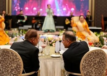 মালয়েশিয়ার প্রধানমন্ত্রীর বাসভবনে মধ্যাহ্নভোজে অংশ নিলেন তারেক রহমান