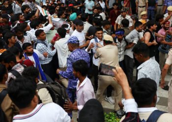 ককরোচ পার্টির ‘সংসদে চলো’ কর্মসূচি : পুলিশের লাঠিচার্জ, বন্ধ মোবাইল ইন্টারনেট সেবা
