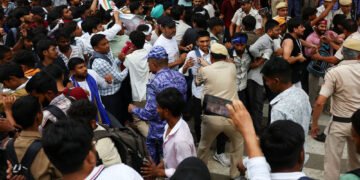 ককরোচ পার্টির ‘সংসদে চলো’ কর্মসূচি : পুলিশের লাঠিচার্জ, বন্ধ মোবাইল ইন্টারনেট সেবা