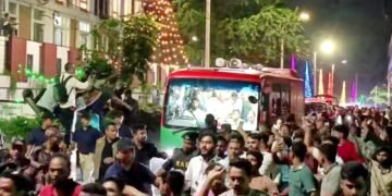 ত্যাগীরা হলের বাইরে, ভেতরে হলভর্তি হাইব্রিড